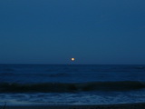 Mondaufgang ber dem Meer,roter Mond